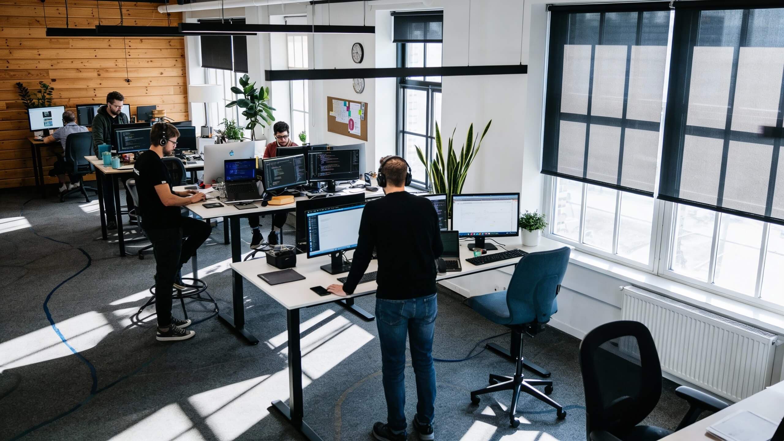 Modern IT kantoor met developers die samenwerken